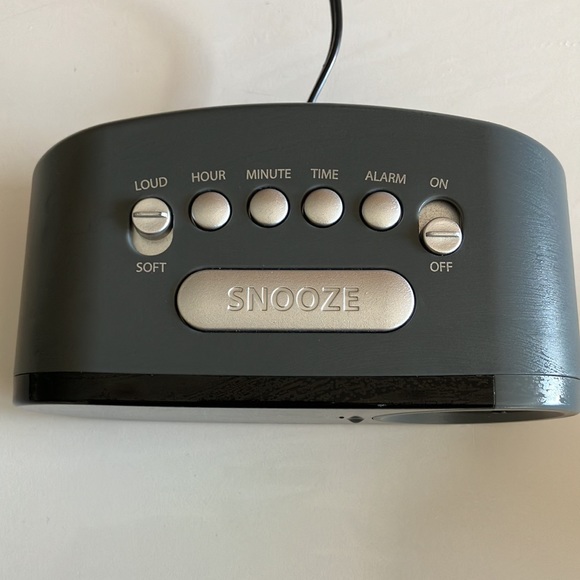 🌻SHARP Digital Easy Read Alarm Clock with High-Speed USB Charging for Phones - Picture 2 of 3